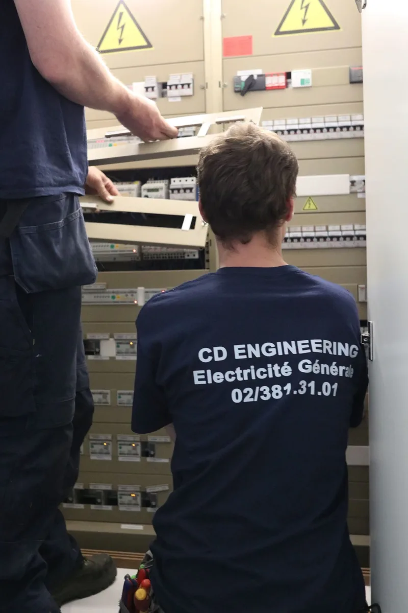 Électricien devant une armoire électrique