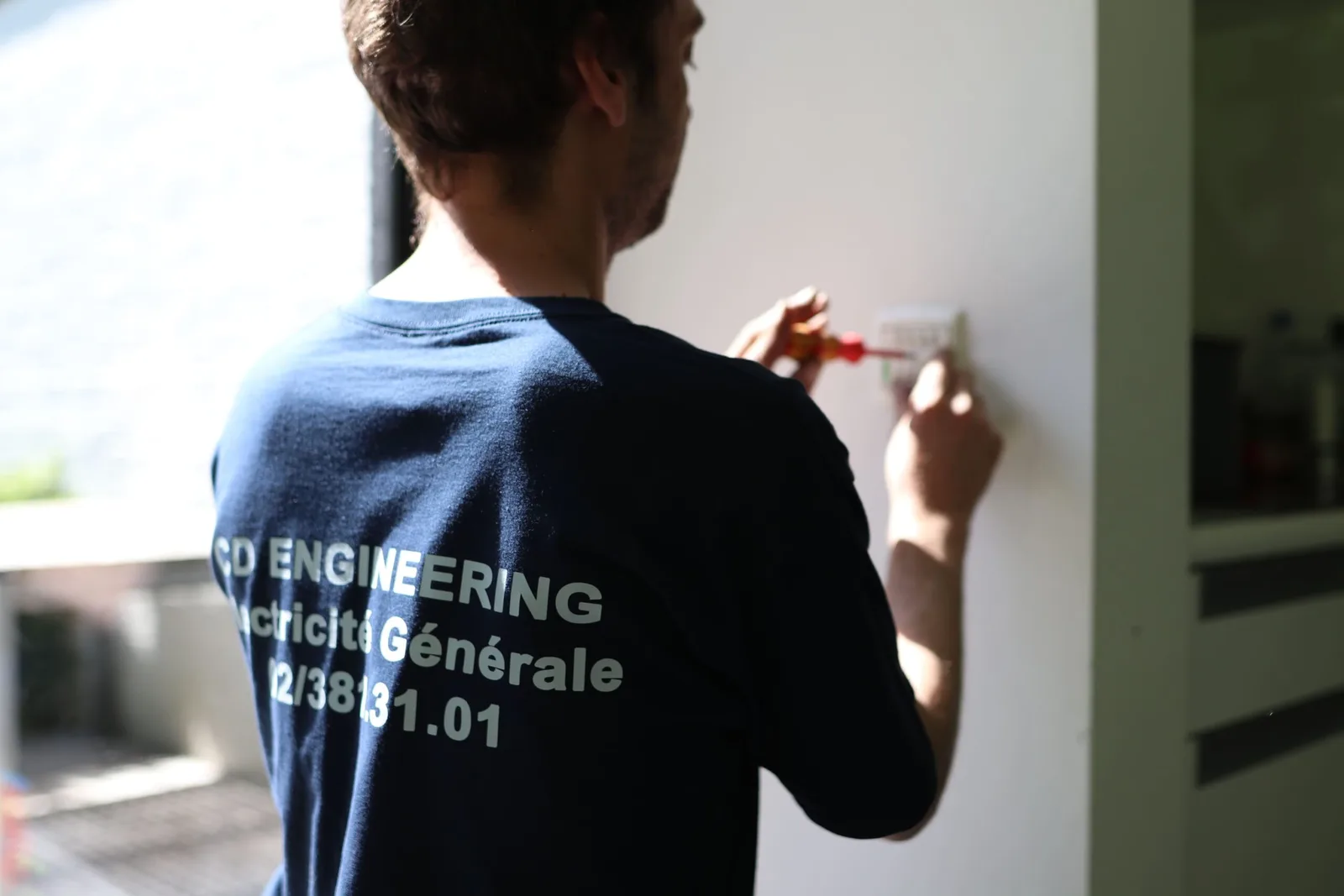 Un électricien CD Engineering passe en revue les plans avec une cliente