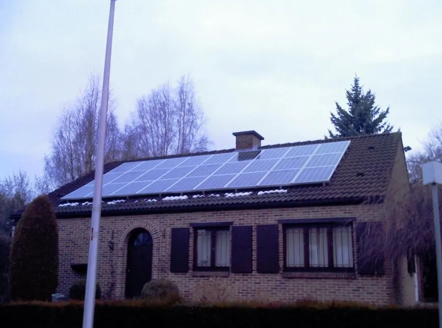 Panneaux solaires sur le toit d'une maison